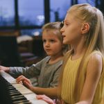 YAMAHA Piano Portátil Yamaha PSR-E273 - Inicia tu Viaje Musical 420-8185