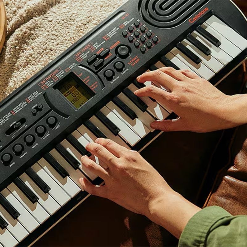 CASIO Teclado Casio SA-81 de 44 Teclas con 100 Tonos, 50 Ritmos y Canciones Integradas 420-8191