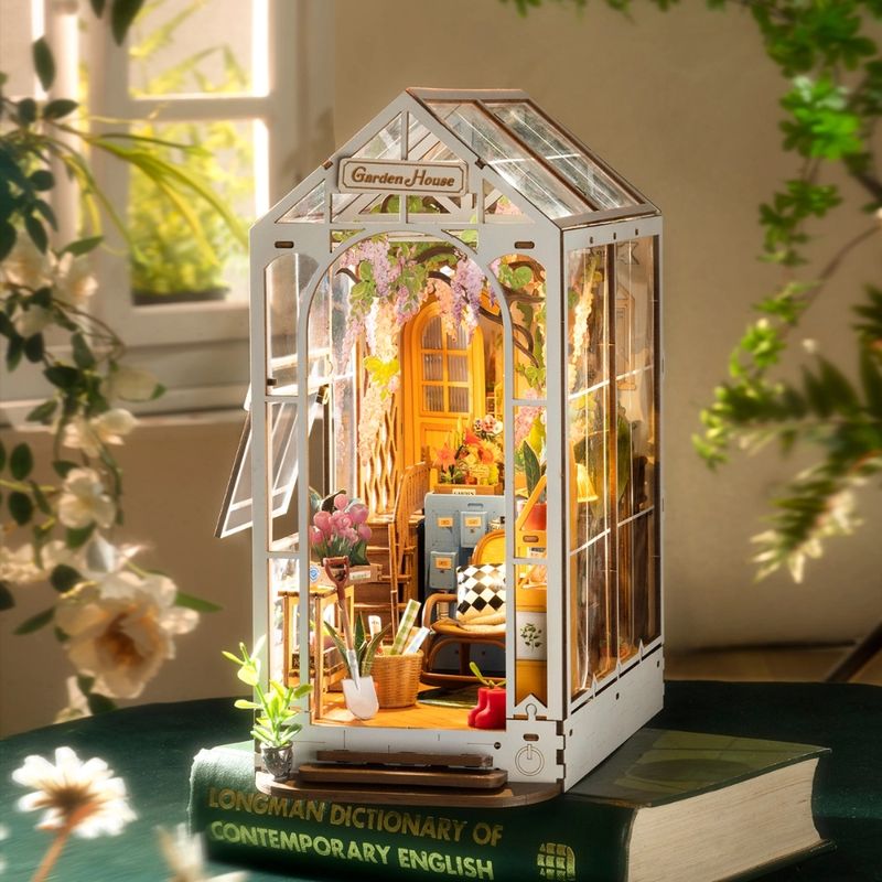 ROKR Holiday Garden House Casa Miniatura 3D de Madera con Jardín y Luz LED 600-1540
